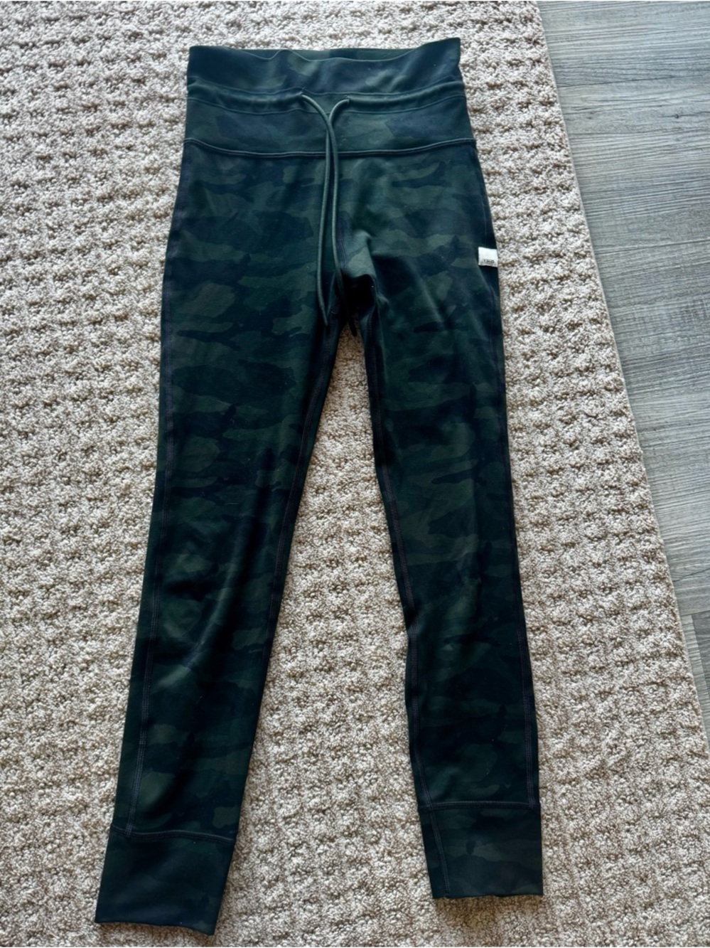 Vuori Daily Leggings in a dark green camouflage size XS